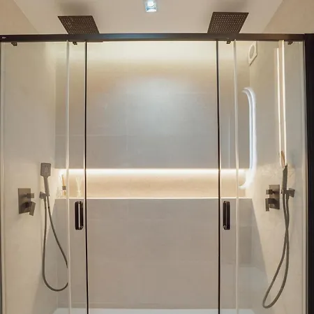 Downtown Premium With Balcony By Vacationy *